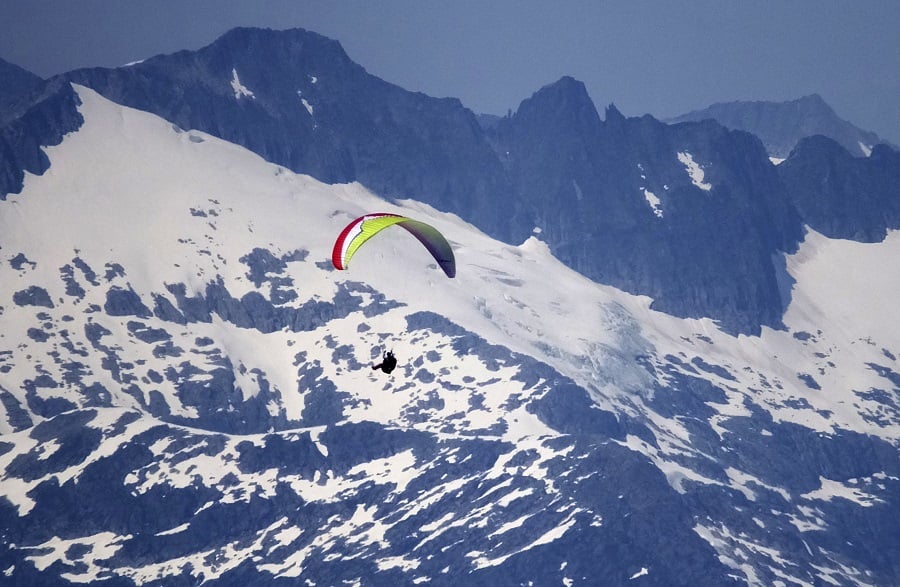 Paragliding near Juneau, Alaska (photo: AP)