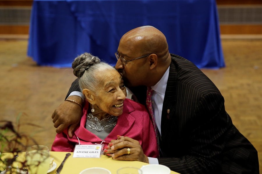 Mayor of Philadelphia congratulating centenarian Azlene Giles (Photo: AP)