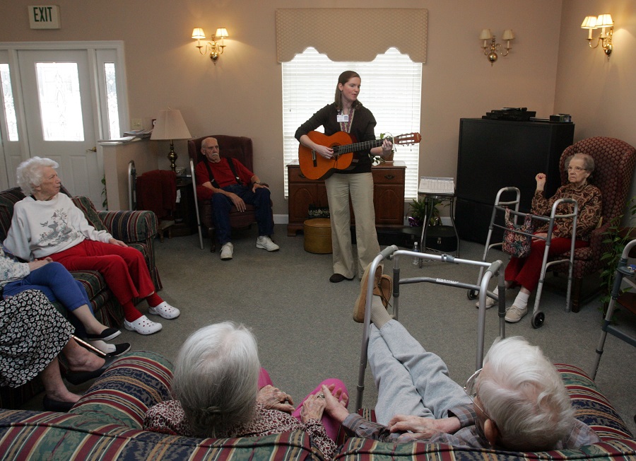 Music therapist Jennifer Trippe sings to residents of a Millbrook, Ala., assisted living home Friday, Jan. 25, 2008.(AP Photo/Dave Martin)