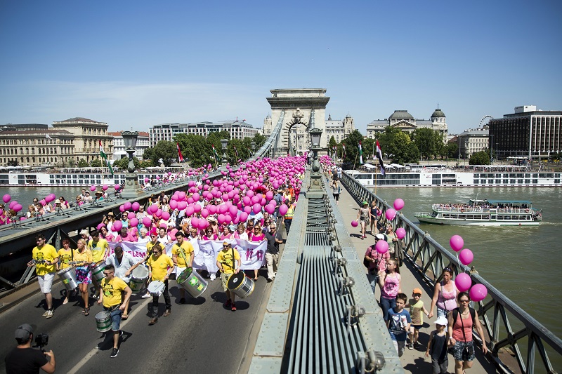 Breast cancer walk in Hungary (photo: AP)