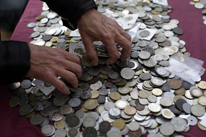 Hands sorting coins. Photo: AP