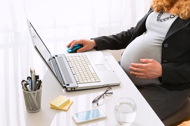 mujer embarazada, en, computadora