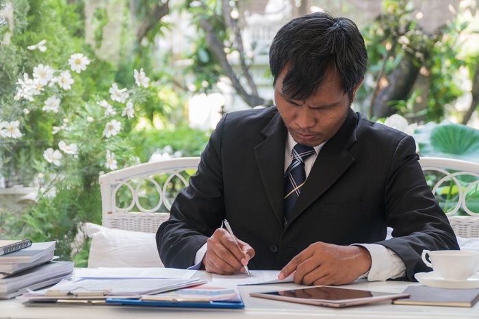 05 fav shutterstock_616401407 man writing studying