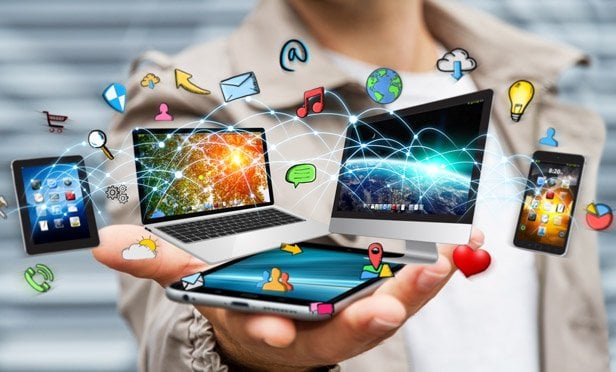 10_Technology_Digital_Laptop_Social_Media_MI