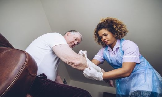 Home health care_Graham Oliver_Adobe Stock