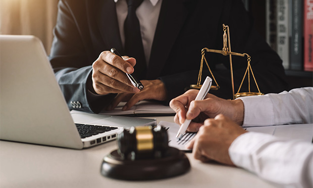 Lawyer-contract-620x372