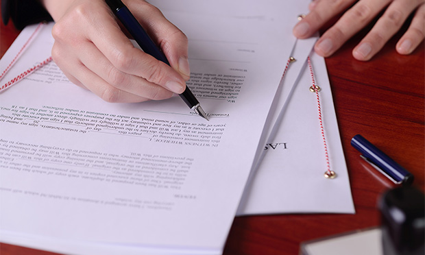 Signing-contract-620x372