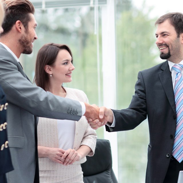 06_Business_People_Shaking_Hands_Meeting_Adobe_640x640