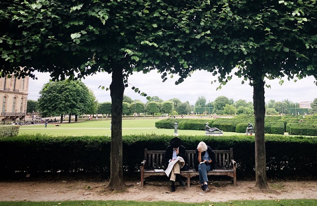 01-france-paris-older